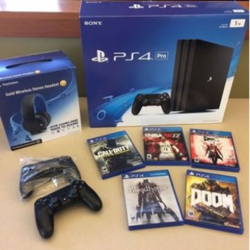 PS4 Bundle ( 5 games, 2 controllers, and Headset)